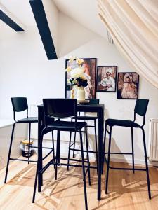 Private Rooms in Comfortable 5-Bedroom Apartment Near Train Station
