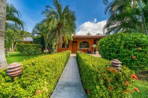 Villaggio 376 - BBQ, Pool, Garden, Smart TV, Parking, AC, King Bed, Laundry facilities