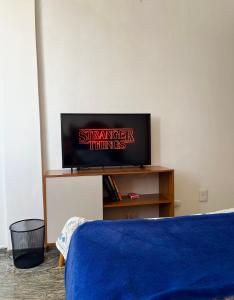 Quarto na Av Beira mar em Apto familiar