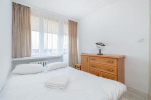 Park Żeromskiego Comfort Apartment by BookingHost