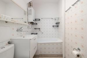 Park Żeromskiego Comfort Apartment by BookingHost