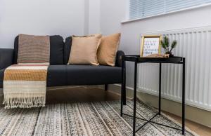 1 Bed Apartment in Aylesbury, by ARP HOMES, Town Centre, Perfect Location for Business & Long Stays