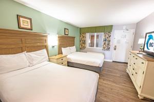 1BR Compass Cove Oceanfront, Heated Pools, Updated