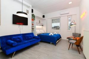 NEON central large boutique penthouse, balcony PARKING close to Danube