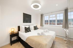 4 Bed House in Maidenhead, by ARP Homes, Driveway & Big Private Patio, Perfect Location for Business and Family Stays