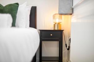 Near Town Centre, Big Patio, Free Parking Sleeps 8