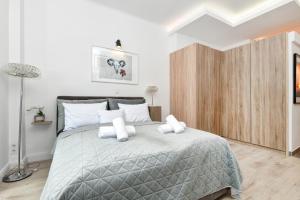 NEON central large boutique penthouse, balcony PARKING close to Danube