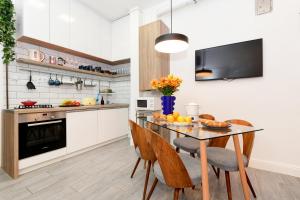 NEON central large boutique penthouse, balcony PARKING close to Danube