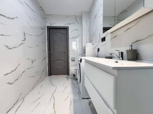 Tamiy Airport apartment- Pivate Parking,Kingsize B