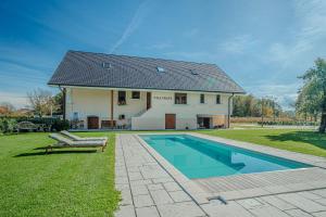 Vila Trate with Shared Pool and Garden