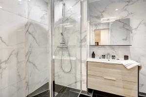 Large 4-Bedroom Home by Buttes Chaumont - 12 Guests