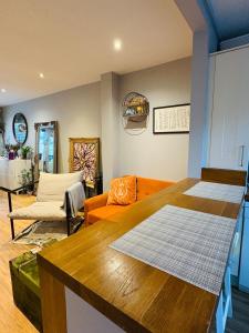 Stylish 2-Bed house, workspace & Easy London Access!