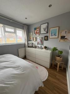 Stylish 2-Bed house, workspace & Easy London Access!