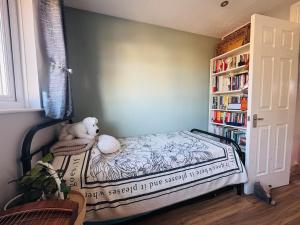 Stylish 2-Bed house, workspace & Easy London Access!