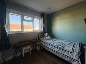 Stylish 2-Bed house, workspace & Easy London Access!