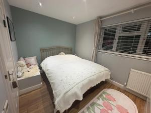 Stylish 2-Bed house, workspace & Easy London Access!