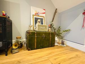 Stylish 2-Bed house, workspace & Easy London Access!