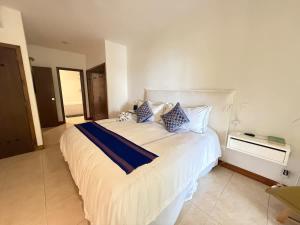 Luxury Beachfront Condo Pool Concierge