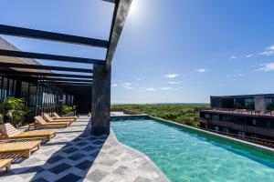 1BR - Sea View Rooftop pools steps to Beach & Jaguar Park