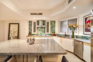 Luxury Oceanfront Condo Infinity Pool