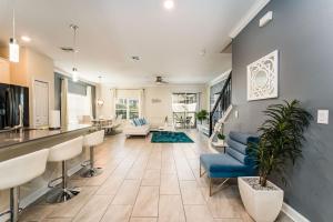 Awesome 5 br townhome with pool by Disney