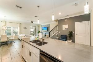 Awesome 5 br townhome with pool by Disney