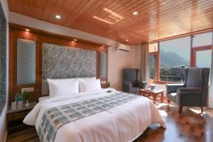 Snow Citys Montana Blues Resort Manali - Heated & Air-Cooled Stay