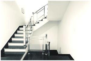 Masani Road SRS Palace Residency Near Shri Siddhivinayak Ganesh Temple # Daneshwar Mahadev Temple - Free Public Parking - Room Service ree Wifi # Free Wifi - Fully Air conditioning Room - Best Budget Hotel In Mathura