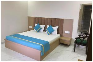 Masani Road SRS Palace Residency Near Shri Siddhivinayak Ganesh Temple # Daneshwar Mahadev Temple - Free Public Parking - Room Service ree Wifi # Free Wifi - Fully Air conditioning Room - Best Budget Hotel In Mathura