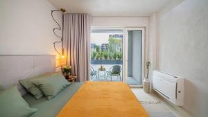 Unique Designer Retreat | Mins to Gondola - Patio!