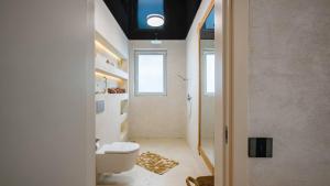 Unique Designer Retreat | Mins to Gondola - Patio!