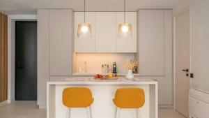 Unique Designer Retreat | Mins to Gondola - Patio!