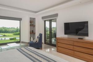 Spacious HM Retreat Beach Clubs Golf Cart