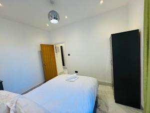 Spacious Modern 5 Bedroom House - City Centre - Free Parking