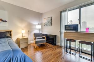 2 Mi to DMC and Childrens Hospital Modern Studio