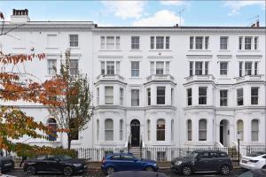 Modern Notting Hill Retreat by the Station