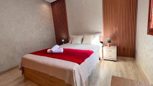 Classic & Comfy Apartment, Steps to Sea & Tarmway