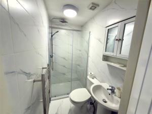 Tuebrook House 7 Bed with En-suite Sleeps 13