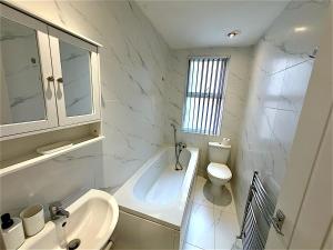 Tuebrook House 7 Bed with En-suite Sleeps 13