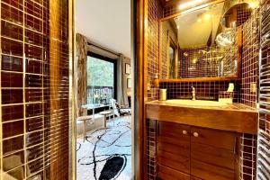 Bright apartment with balcony and pool