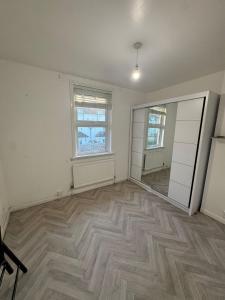 2 Bedrooms , 2 kings, Splits4 singles, Families-Contractors welcome, Easy London Access