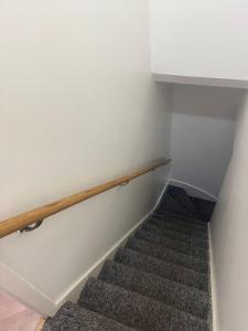 2 Bedrooms , 2 kings, Splits4 singles, Families-Contractors welcome, Easy London Access