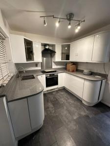 2 Bedrooms , 2 kings, Splits4 singles, Families-Contractors welcome, Easy London Access