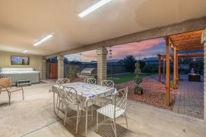 Private Hot Tub & Huge Yard: Phoenix Family Home