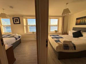 Unit 6 Penthouse Apartment With Harbour & Island Views