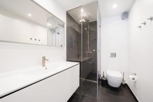 Fantastic modern 3-BR in prime location - 239