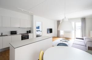 Fantastic 3-BR apartment w french balconies - 149