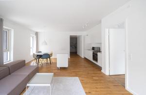 Fantastic 3-BR apartment w french balconies - 149