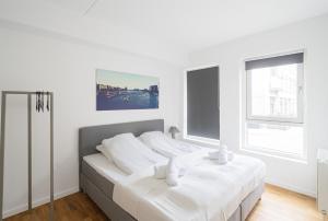 Fantastic 3-BR apartment w french balconies - 149