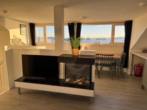 Unit 6 Penthouse Apartment With Harbour & Island Views